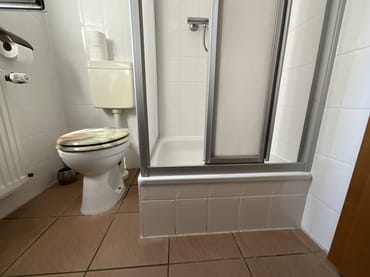 WC und Dusche mit 35cm hohem Einstieg