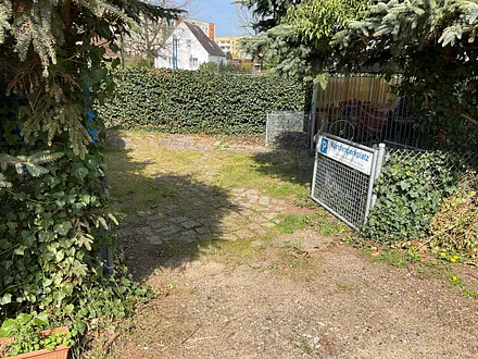 Urlauberparkplatz auf dem Grundstück