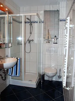 Badezimmer mit Tageslichtfenster