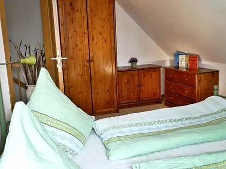 Schlafzimmer 1 mit Doppelbett