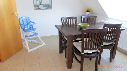 Esstisch und Kinderhochstuhl
