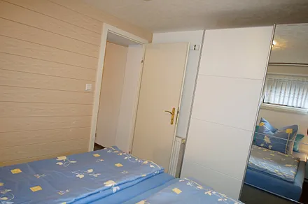 Das Schlafzimmer mit neuem Schiebetürenkleiderschrank