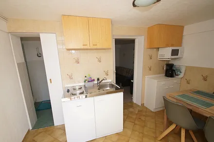 Die Küche mit Blick zur Wohnstube und Bad