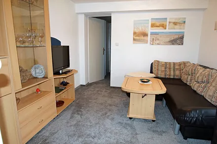 Das Wohnzimmer - u.a. Ecksofa ausziehbar für 1 - 2 Personen