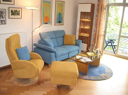 Blick ins Wohnzimmer (Parkett) - mit Meerblick, sieht hier zwar nicht so aus, stimmt aber