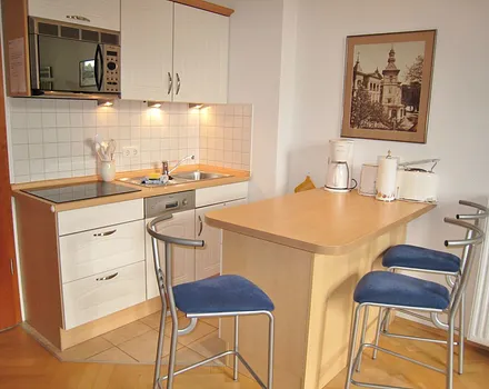 Der Küchenbereich - komplett ausgestattet, viele E-Geräte