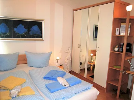 Blick ins Schlafzimmer (getrennte Matratzen, Parkett) - auch mit Meerblick