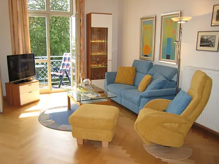 Blick ins Wohnzimmer (Parkett) - mit Meerblick, sieht hier auf dem Foto zwar nicht so aus, stimmt aber.