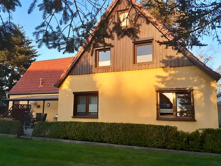 Hausansicht vom Gäste-Parkplatz aus - Fenster der Fewo im 1. OG