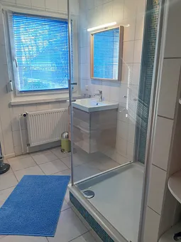 Badezimmer mit Fenster, großer Dusche, WB, WC, Sitzbank usw.