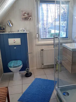 großes Badezimmer mit Fenster, Dusche, Waschplatz, viel Ablagefläche