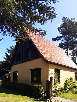 Unser Grundstück vom Weg aus gesehen