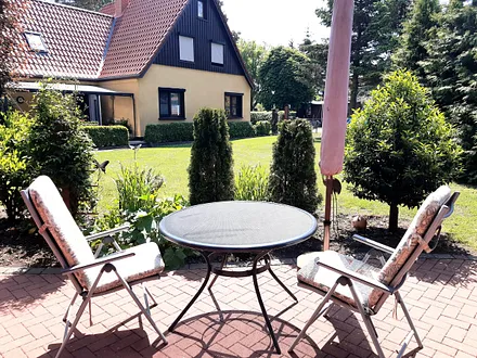 Gäste-Terrasse mit Blick auf das Grundstück