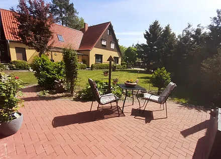 Terrasse mit Blick über das Grundstück