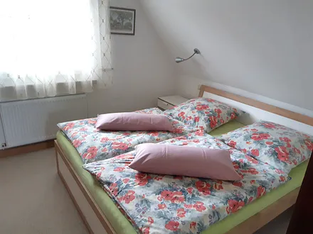 Schlafzimmer mit Doppelbett 1,80  x 2,00 m und verstellbarem Kopfteil