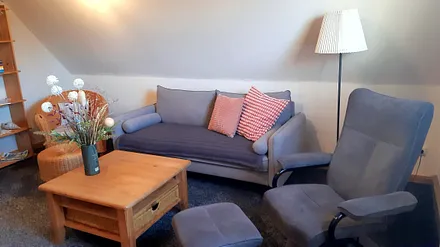 Wohnzimmer mit Couch u. Sessel