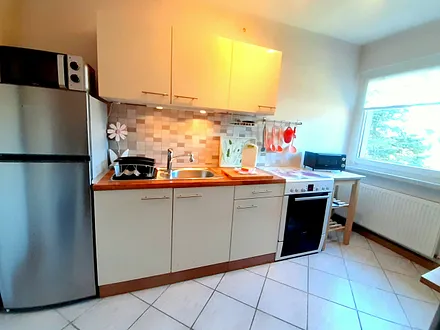 Küchenzeile, E-Herd mit Ceranfeld, Spüle u. Schränken