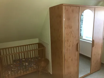 Schlafzimmer mit Kinderbett