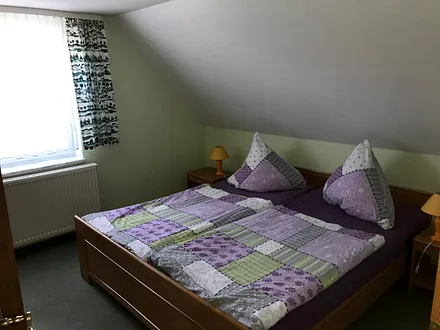 Schlafzimmer mit Doppelbett