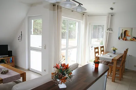 Blick vom Küchenbereich zur Eßecke