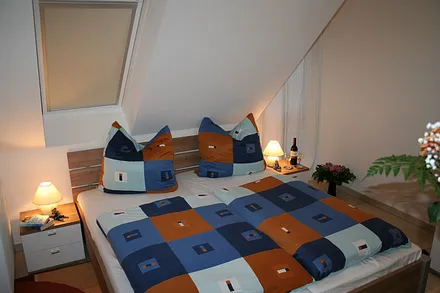 Schlafzimmer mit Doppelbett