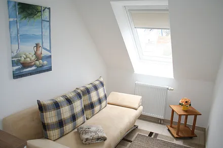 kleines Zimmer mit ausziehbarer Couch