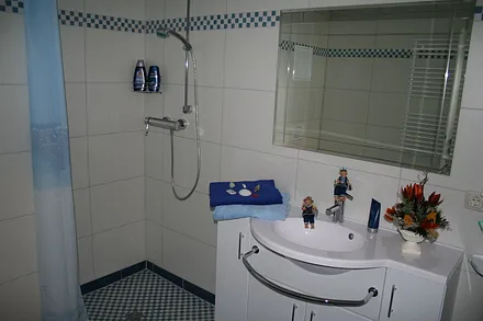 Bad mit ebenerdiger Dusche