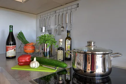 Ausstattung mit Ceranfeld und Edelstahltöpfen