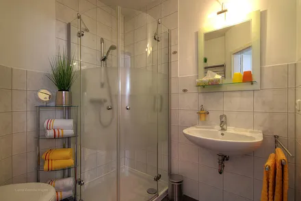 Badezimmer mit Dusche. Die Erstausstattung mit Handtücher und Badetücher ist inklusive.