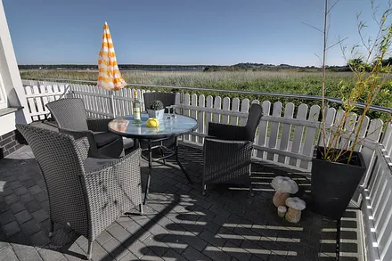 Ihre Terrasse mit Blick auf den Zickersee und die Ostsee/Greifswalder Bodden.
