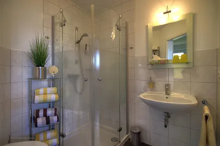 Ihr Badezimmer ist mit einer Dusche ausgestattet. Die Erstausstattung mit Handtüchern und Badetüchern ist inklusive.