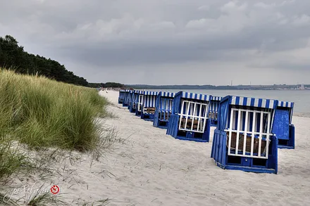 Strandkörbe in Erwartung des Sommers und der Gäste