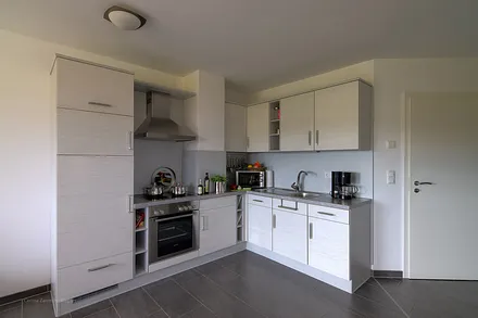 Voll ausgestattete Küche mit Geschirrspülmaschine, großem Gefrierfach u. Kühlschrank, Backofen, Ceranfeld, Microwelle, Kaffeemaschine, Wasserkocher, Toaster und Eierkocher.