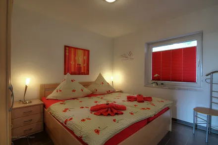 Gemütliches Schlafzimmer mit großem Kleiderschrank. Die Erstausstattung mit Bettwäsche ist inklusive.