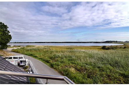 Diesen Blick auf den Zickersee und auf den Lotsenberg, genießen Sie von Ihrem Balkon aus.