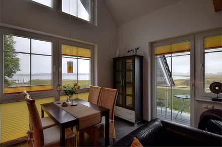 Wohn-Essbereich mit Ausgang auf Ihren Balkon. Von hier aus geniessen Sie faszinierende Ausblicke auf den alten Fischerhafen, den Zickersee und die Ostsee/Greifswalder Bodden.