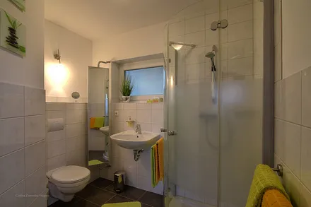 Ihr Badezimmer ist mit einer Dusche ausgestattet. Die Erstausstattung mit Handtuecher und Badetuecher ist inklusive.