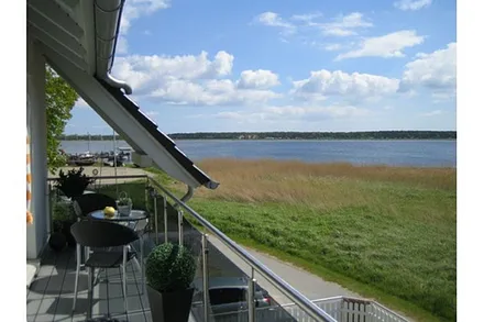 Diesen Blick auf den alten Fischerhafen, den Zickersee und den Lotsenberg, geniessen Sie von Ihrem Balkon aus.