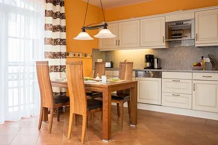 großzügiger Essbereich mit integrierter moderner Küche