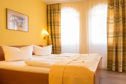 Schlafzimmer mit kleinem Balkon, der zur zur Meerseite ausgereichtet ist