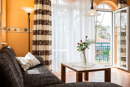 Wohnzimmer mit angrenzendem Süd-West-Balkon