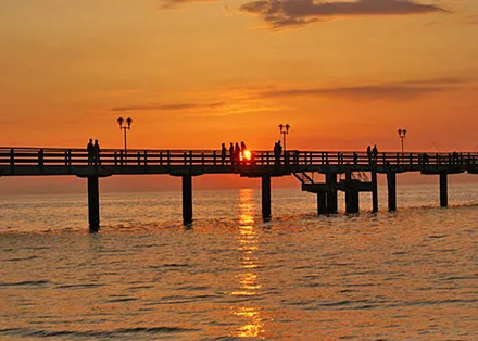 Seebrücke bei Nacht
