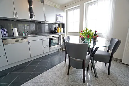 voll ausgestattete Küchenzeile im Wohnzimmer