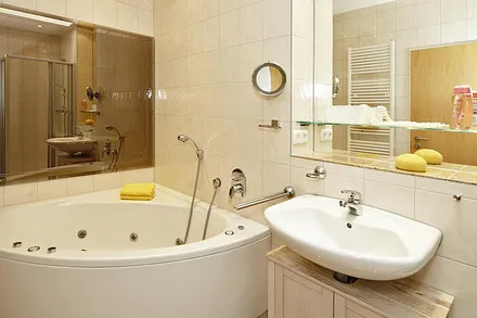 Badezimmer mit Whirlpool