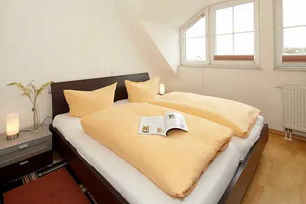 Schlafzimmer mit Doppelbett