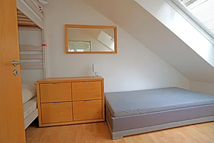 zweites Schlafzimmer mit Etagenbett und Einzelbett