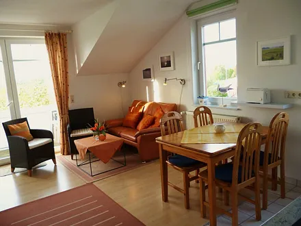 Wohn- und Essbereich mit Blick auf den Balkon