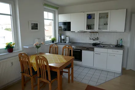 Wohn- und Essbereich mit Blick auf die Küchenzeile