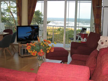 Wohnzimmer mit hinten links angrenzendem Eßbereich, beides mit freiem Meerblick (Parkett, Safe,  Insektenschutzgitter), kostenfreies Sky-TV & WLAN