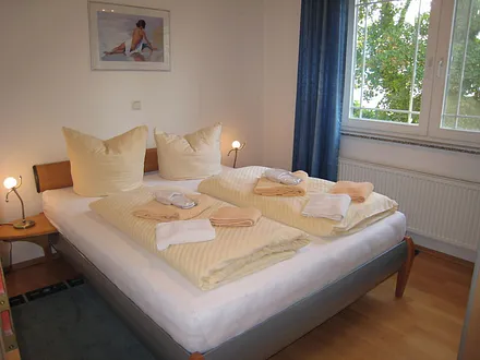 Blick ins zweite Schlafzimmer, ausgestattet wie das erste.